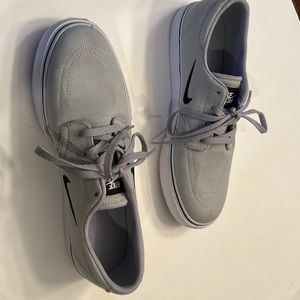 Nike SB tennis shoes boys size youth 7 - like new